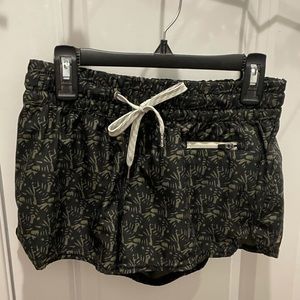 Vuori cute black print XS shorts